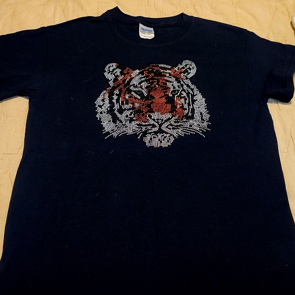 Gildan brand graphic tee size Small